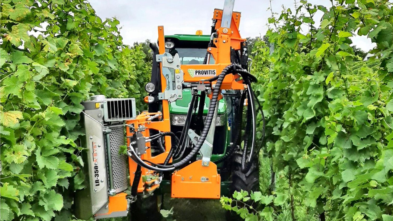 John Deere 5090GF mit Entlauber von Provitis in Weinreben bei Meersburg am Bodensee.