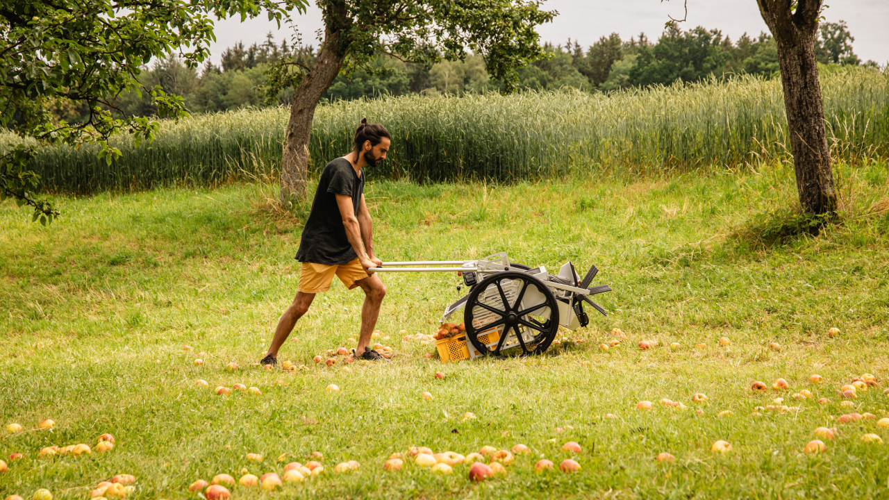 Die Obstkiste mit 34l Fassungsvermögen kann mit einem Handgriff gewechselt werden.