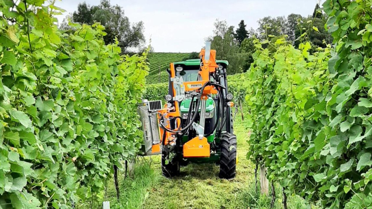 John Deere 5090GF mit Entlauber von Provitis in Weinreben.