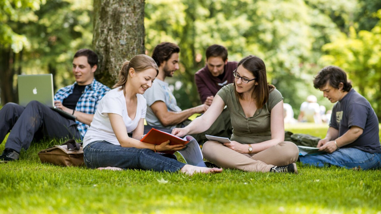 Studieren und Entspannen im Park am Campus Haste.