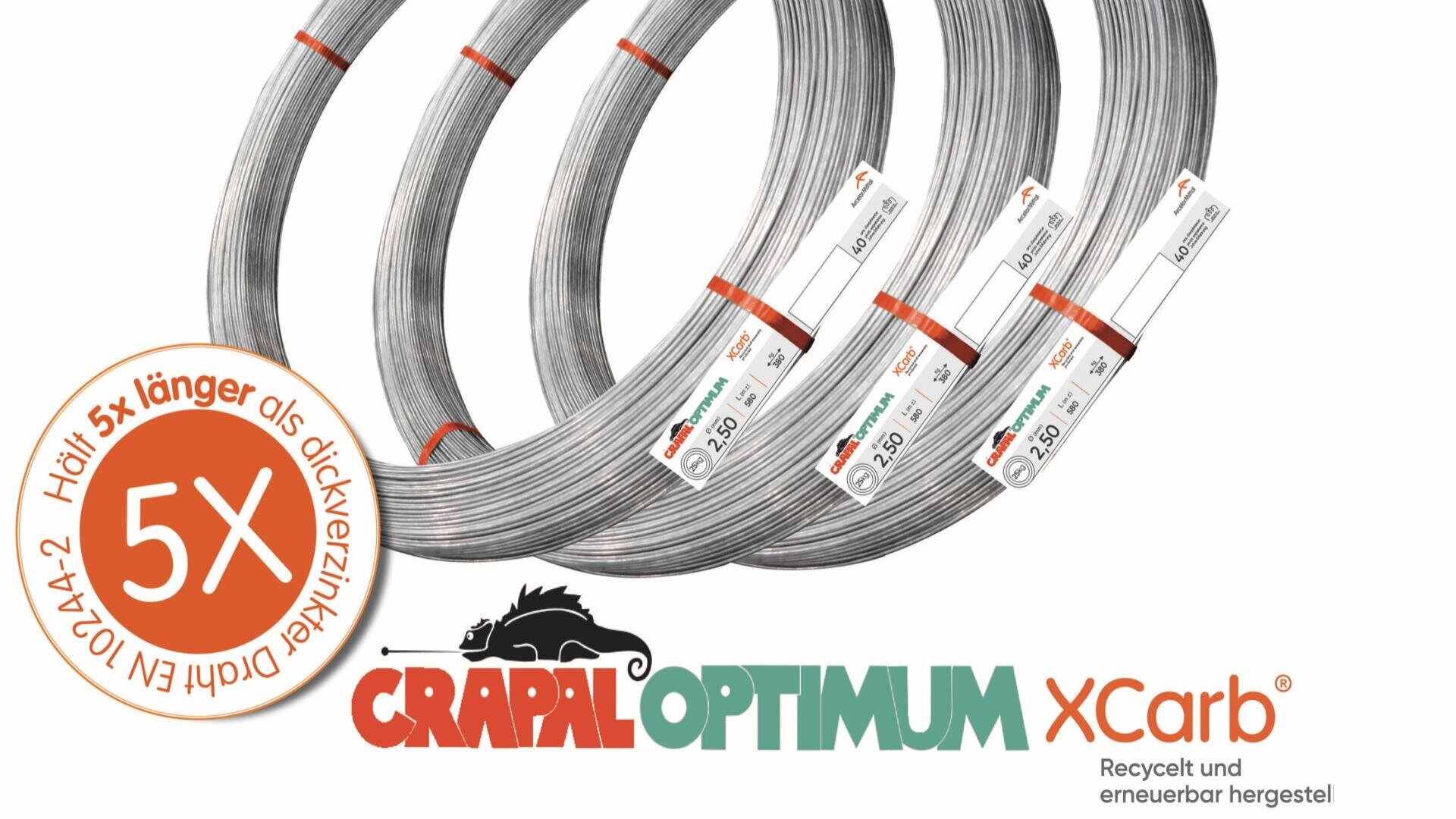 Über den Logos "CRAPAL OPTIMUM XCarb" hängen vier Drahtspulen mit Etiketten. In einem orangefarbenen Kreis steht: "5X hält 5X länger als dickverzinkter Draht EN 10244-2." Der Text darunter lautet: "Recycelt und erneuerbar hergestellt.".