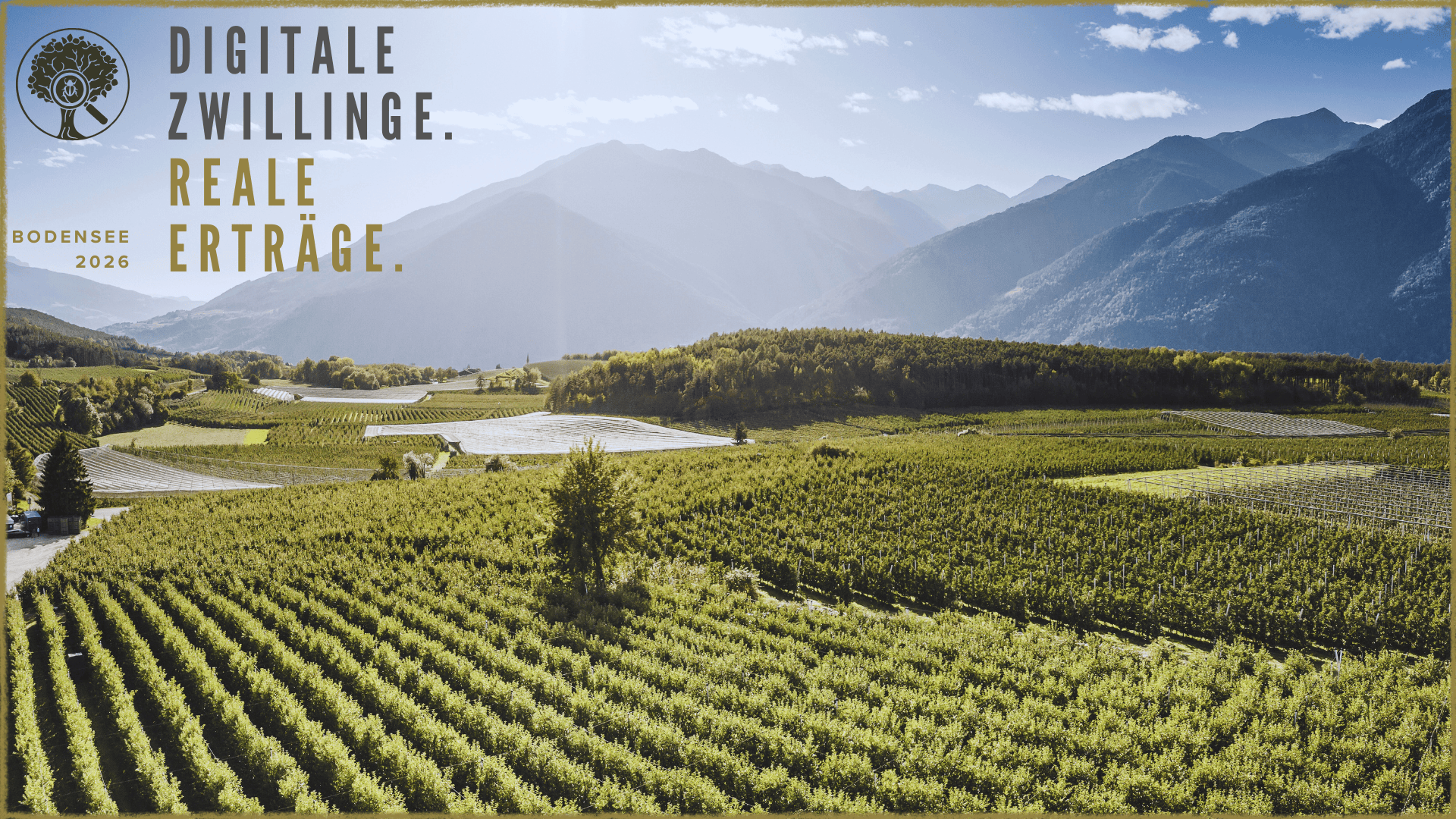 Ein sonnenbeschienener Panoramablick auf üppig grünes Ackerland und Obstgärten mit Bergen im Hintergrund. Der Text lautet: DIGITALE ZWILLINGE. REALE ERTRÄGE. BODENSEE 2026 auf Deutsch, Förderung digitaler Innovationen in der Landwirtschaft.