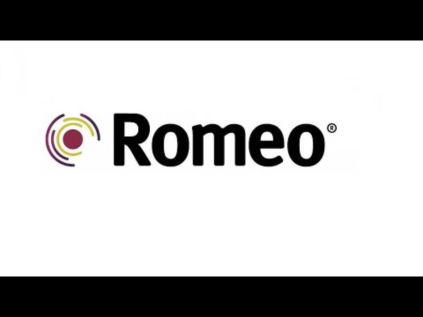 Das Bild zeigt das Wort Romeo in fetten schwarzen Buchstaben, mit einem kreisförmigen, abstrakten Logo aus lila, grünen und gelben Linien auf der linken Seite. Der Hintergrund ist weiß mit dicken schwarzen Balken am oberen und unteren Rand.