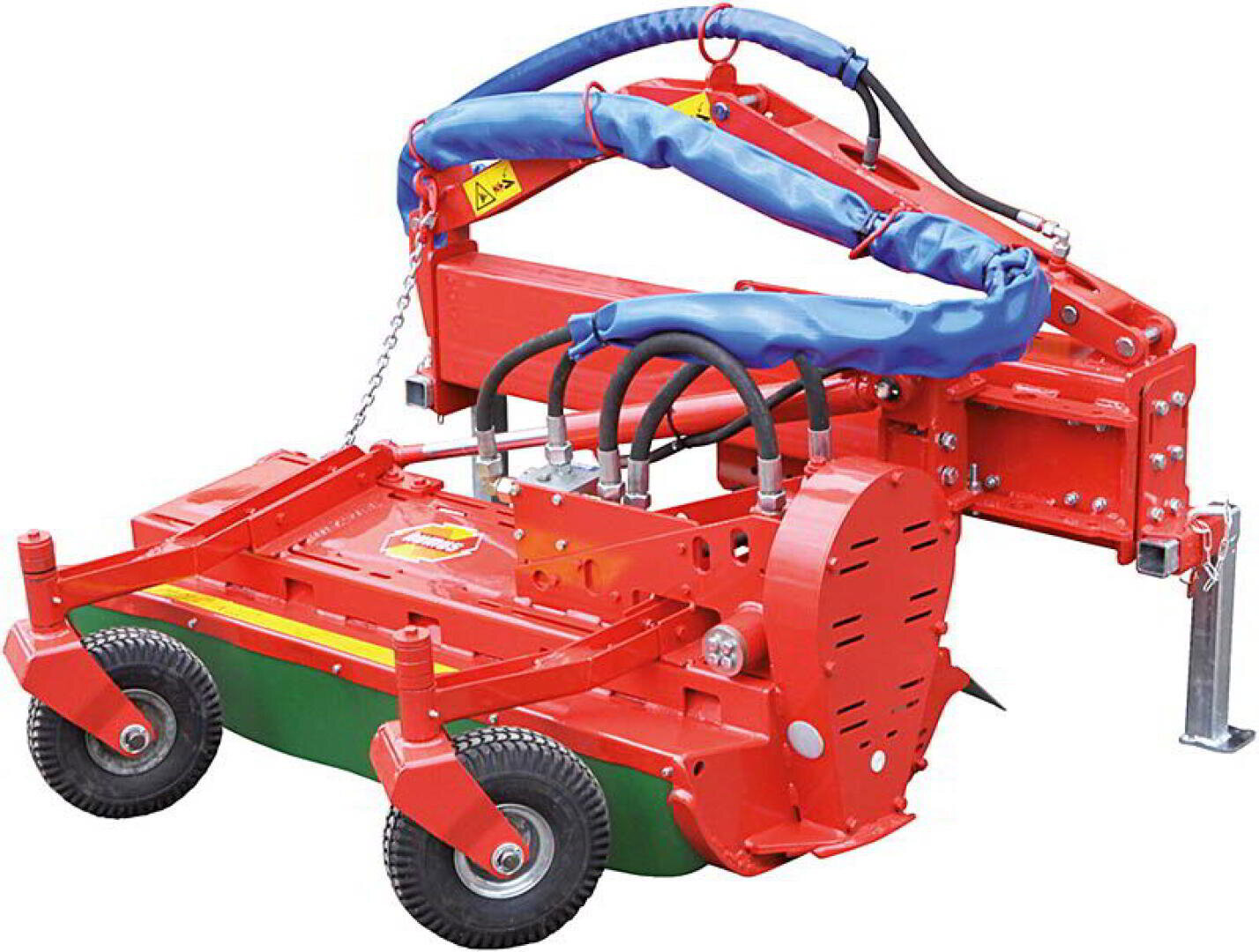 Ein rotes landwirtschaftliches Schlegelmähwerk mit schwarzen Hydraulikschläuchen, blauen Schutzabdeckungen und Rädern, das für den Anbau an einen Traktor zum Schneiden von Gras und Pflanzen bestimmt ist.