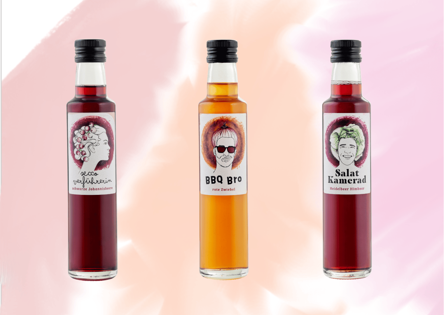 Drei Glasflaschen mit illustrierten Etiketten stehen vor einem Hintergrund in Pastellrosa und Orange. Jede Flasche enthält eine andersfarbige Flüssigkeit - dunkelrot, bernsteinfarben und tiefrot - und ist mit einem einzigartigen Cartoon-Gesicht auf dem Etikett versehen.