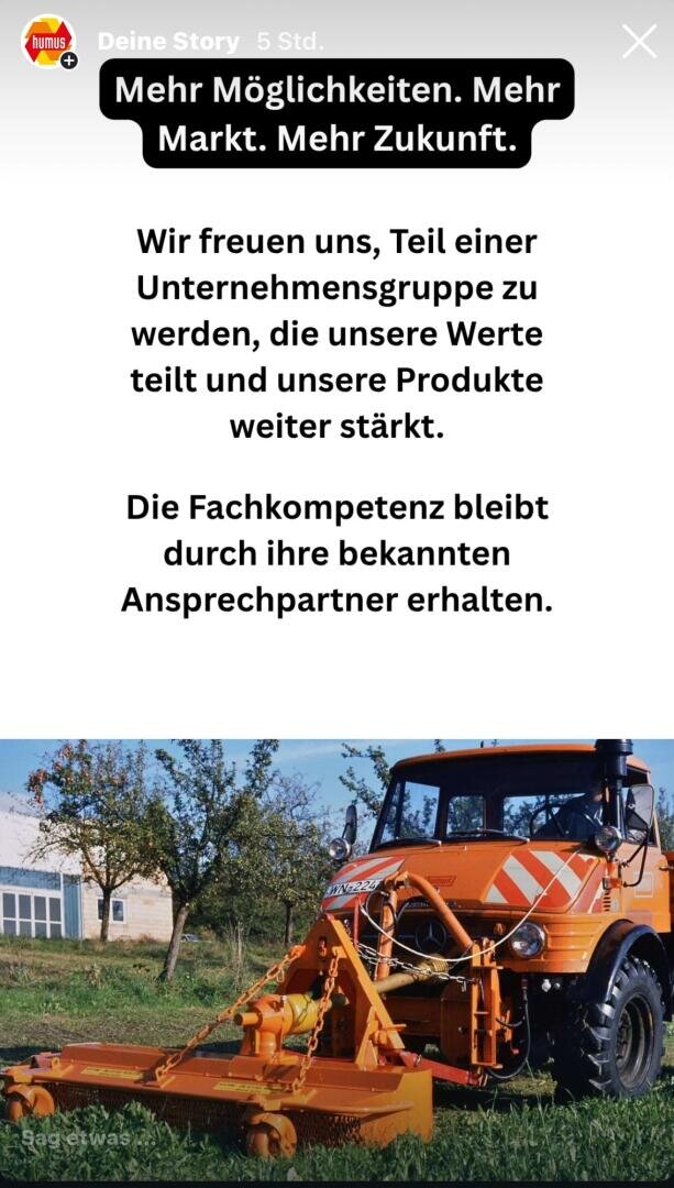Ein orangefarbenes Nutzfahrzeug mit einem Frontmäher steht auf Gras in der Nähe eines Feldes und von Bäumen. Der Text oben wirbt für Unternehmenswachstum, Fachwissen und Zusammenarbeit innerhalb einer Unternehmensgruppe.