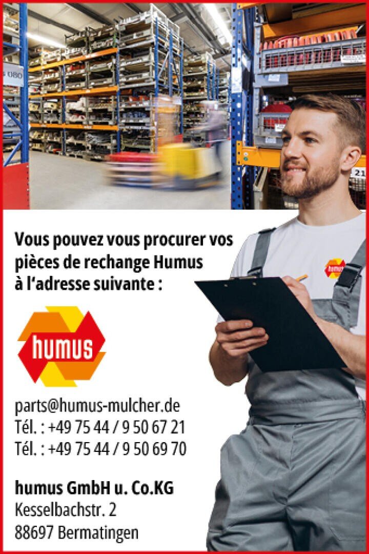 Ein Mann in einem grauen Overall hält ein Klemmbrett und lächelt in einem Lager mit Regalen voller Teile. Der Text enthält Kontaktinformationen für die Humus GmbH, einen Teilelieferanten in Bermatingen, Deutschland.