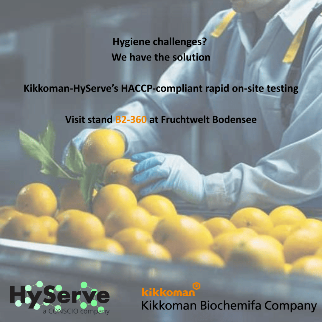 Ein Arbeiter mit Handschuhen prüft Zitronen auf einem Förderband. Der eingeblendete Text wirbt für die HACCP-konforme Vor-Ort-Schnelltestung von Kikkoman-HyServe und lädt die Besucher auf den Stand B2-360 der Fruchtwelt Bodensee ein.