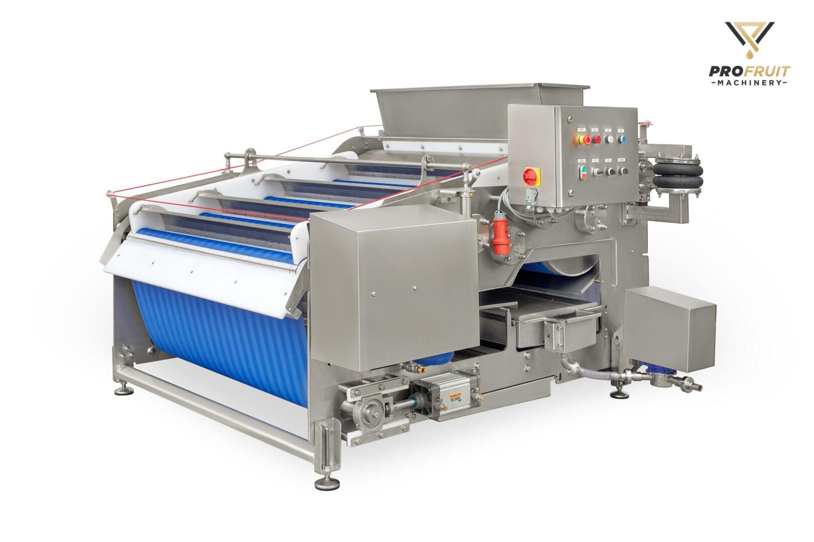 Eine große industrielle Obstverarbeitungsmaschine mit Teilen aus rostfreiem Stahl, blauen Förderbändern, einem Bedienfeld mit Tasten und dem Logo von ProFruit Machinery in der oberen rechten Ecke vor einem weißen Hintergrund.