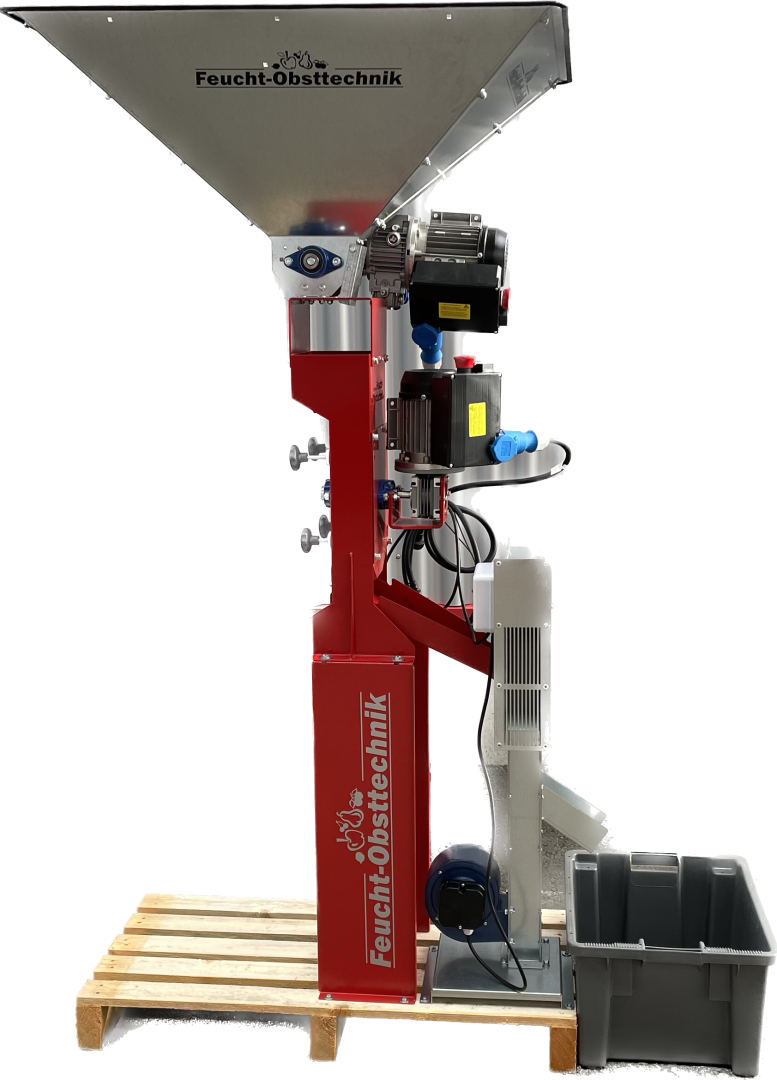 Eine rot-silberne industrielle Obstverarbeitungsmaschine mit der Aufschrift Feucht-Obsttechnik steht auf einer Holzpalette neben einem grauen Kunststoffbehälter vor einem schlichten weißen Hintergrund.